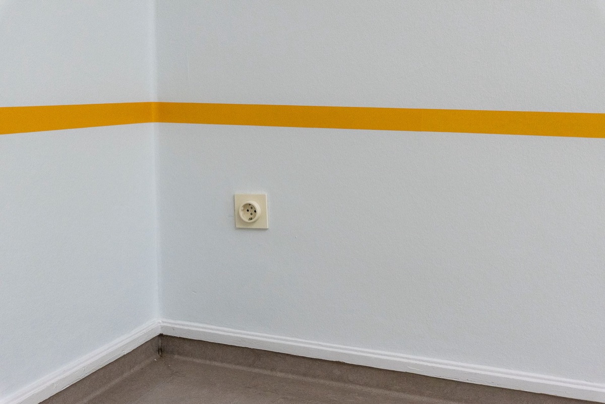 Haushaltssteckdose an der Wand.