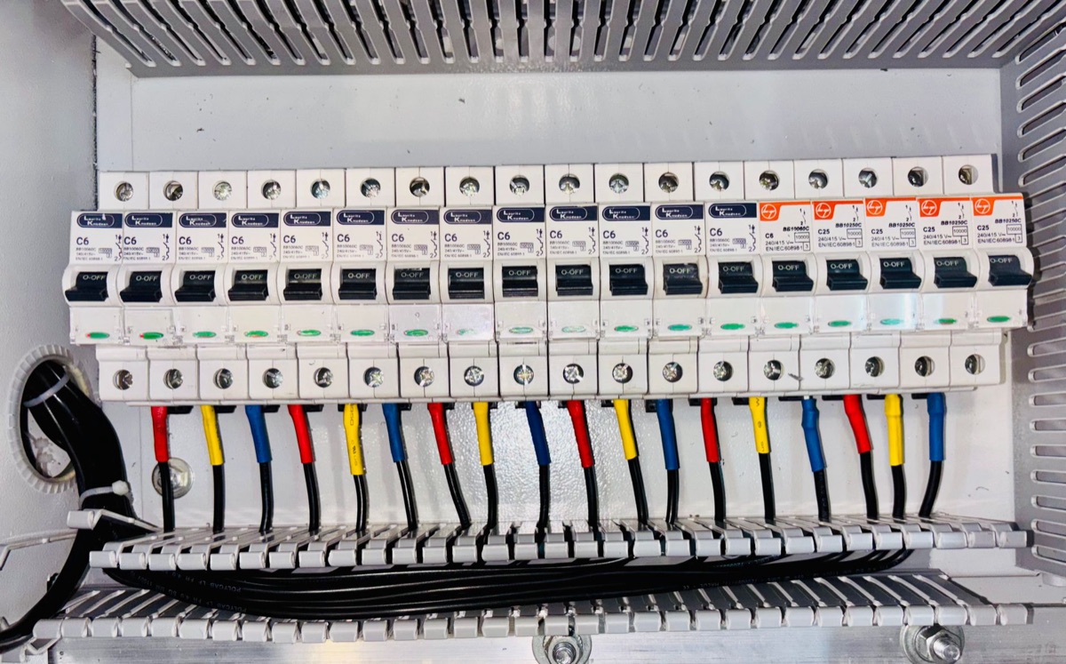 Cuadro eléctrico de interruptores automáticos en una vivienda.