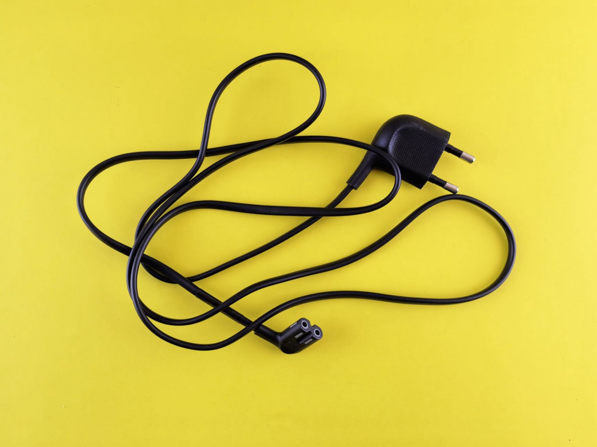 Regleta eléctrica con varios enchufes conectados.