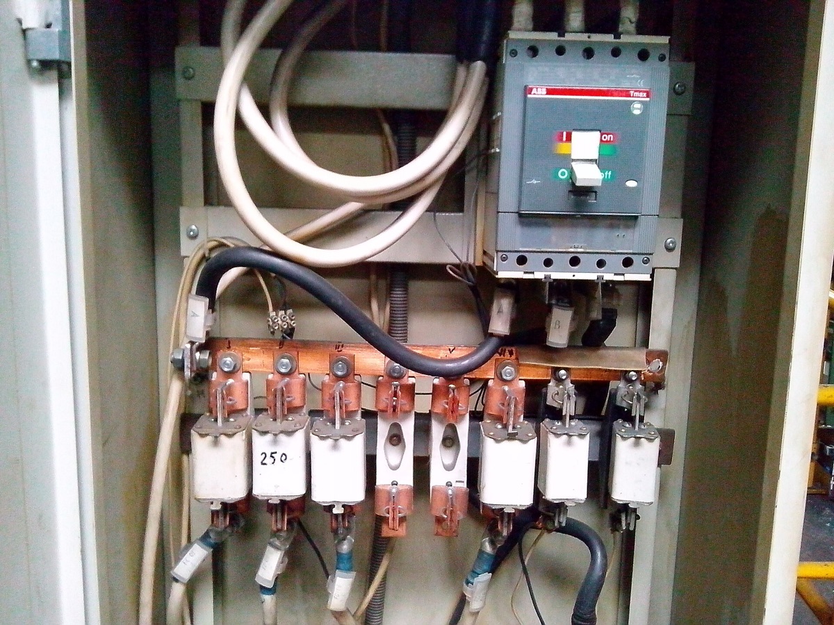 tableau de disjoncteurs électriques domestiques