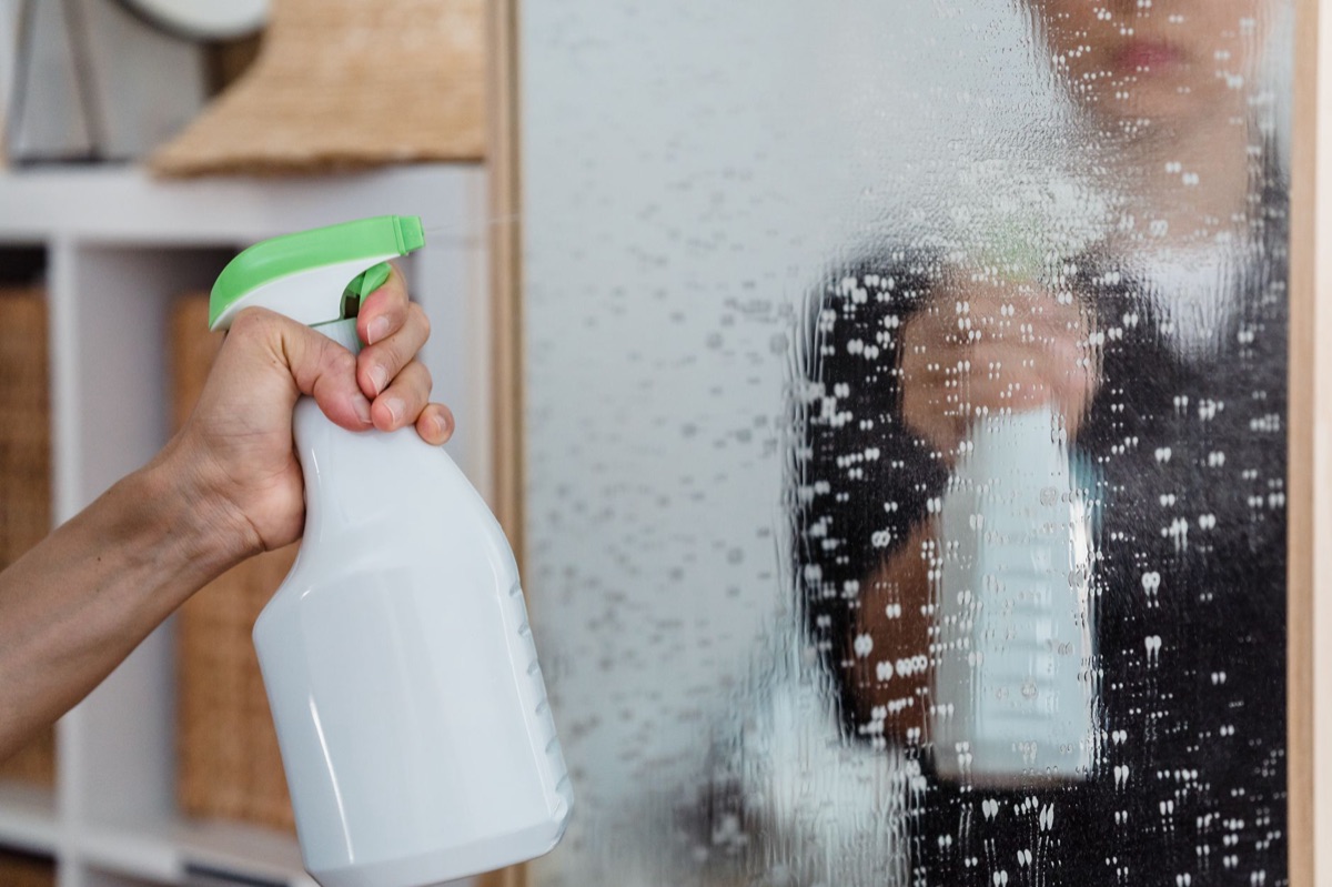 Produits de nettoyage naturels comme le bicarbonate de soude et le vinaigre
