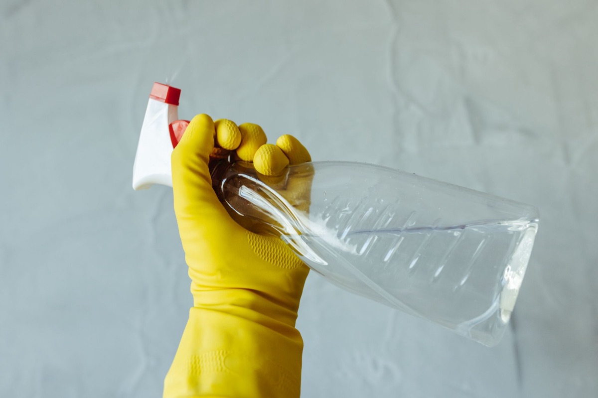 Baking soda en azijn voor het schoonmaken van de afvoer.