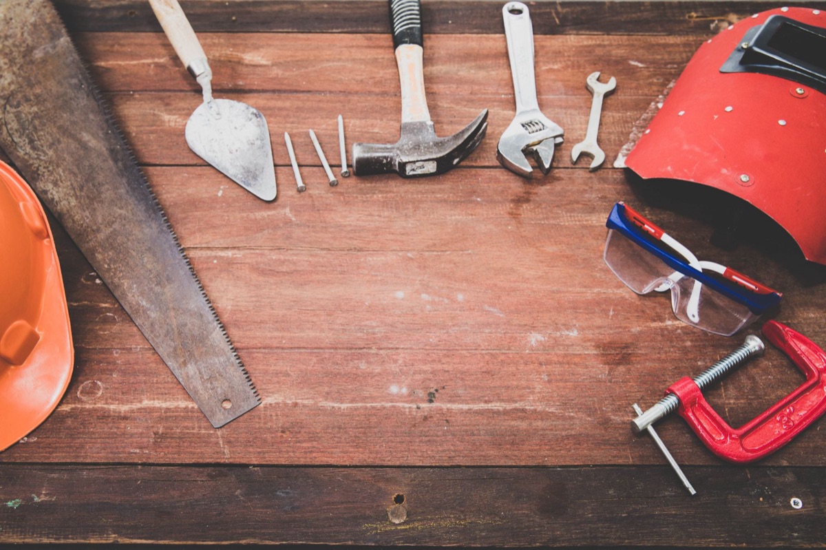 Herramientas de carpintería para reparar muebles