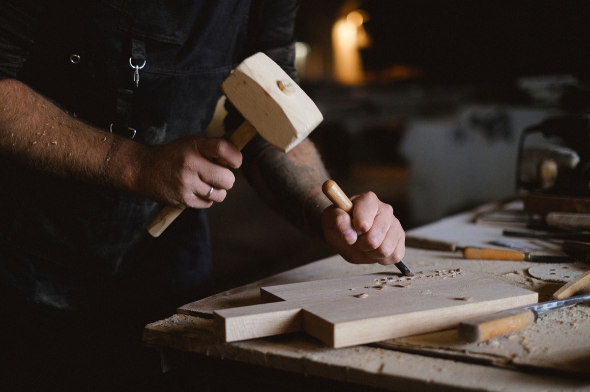 Scolpello e colla per legno su banco da lavoro