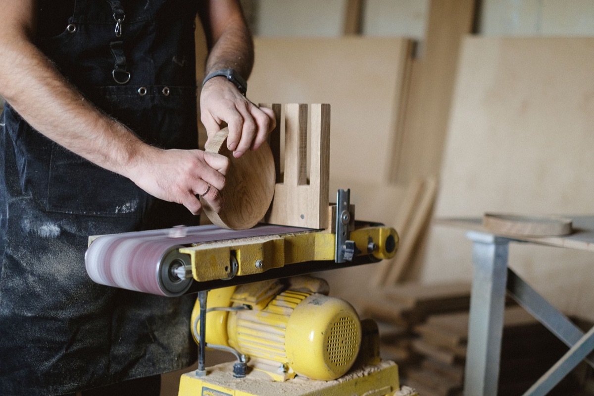 Levigatura di una gamba di sedia in legno