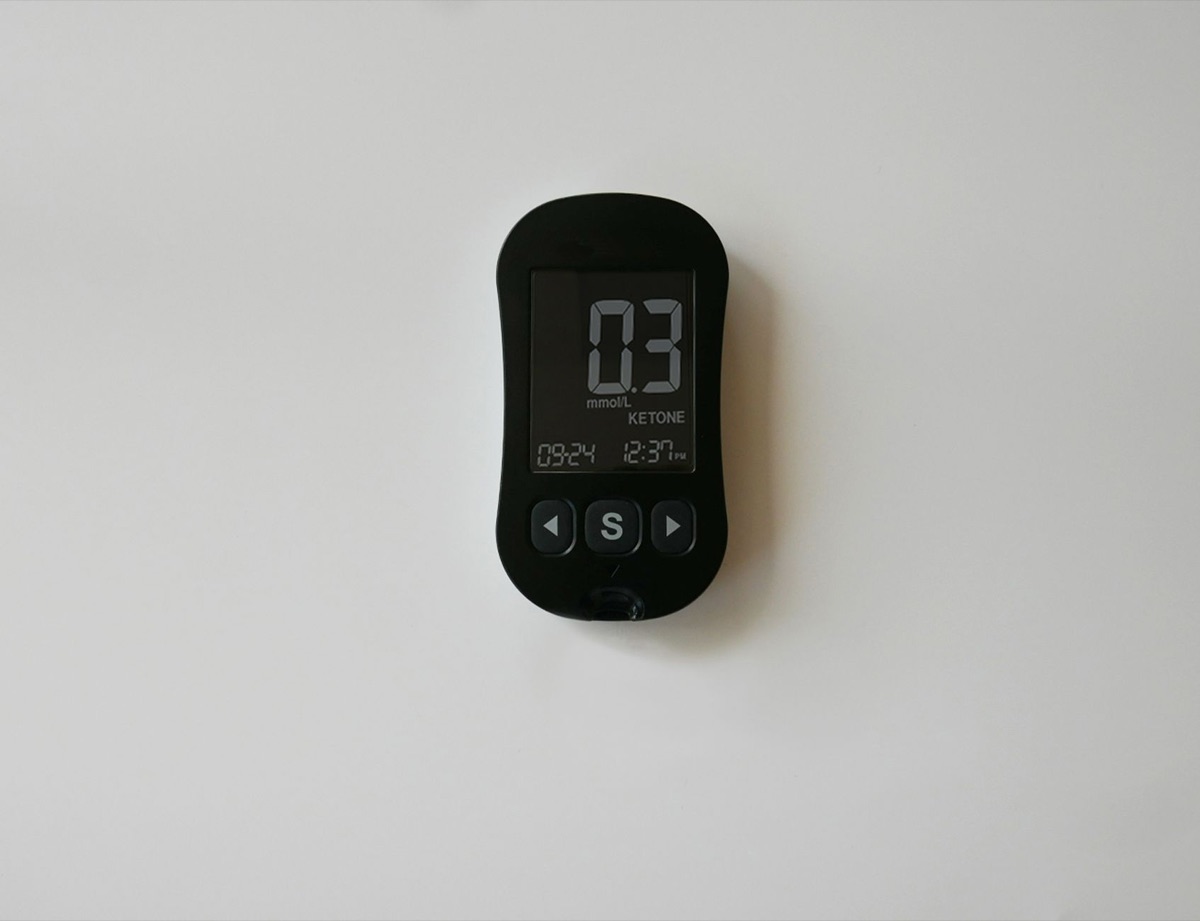 Hygromètre numérique affichant le taux d'humidité ambiante