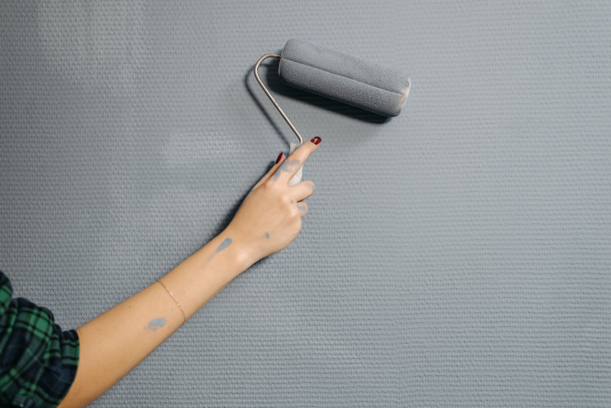 Aanbrengen van anti-schimmel verf op een muur