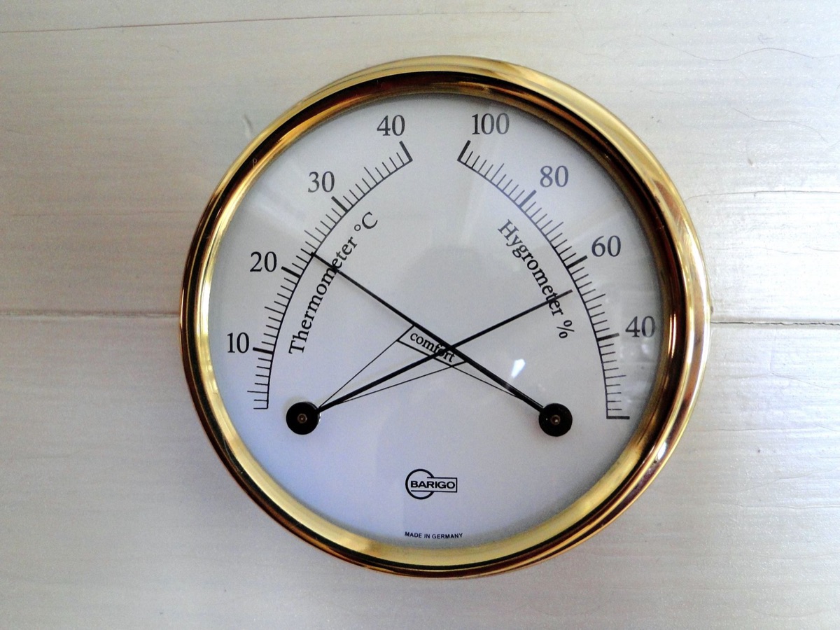 Digitale hygrometer die de luchtvochtigheid meet