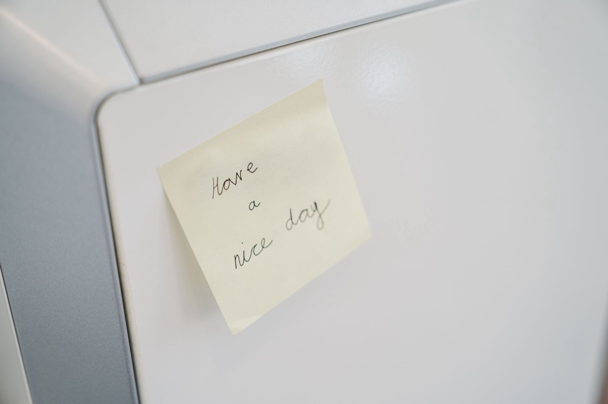 Gouttière de porte de frigo en installation